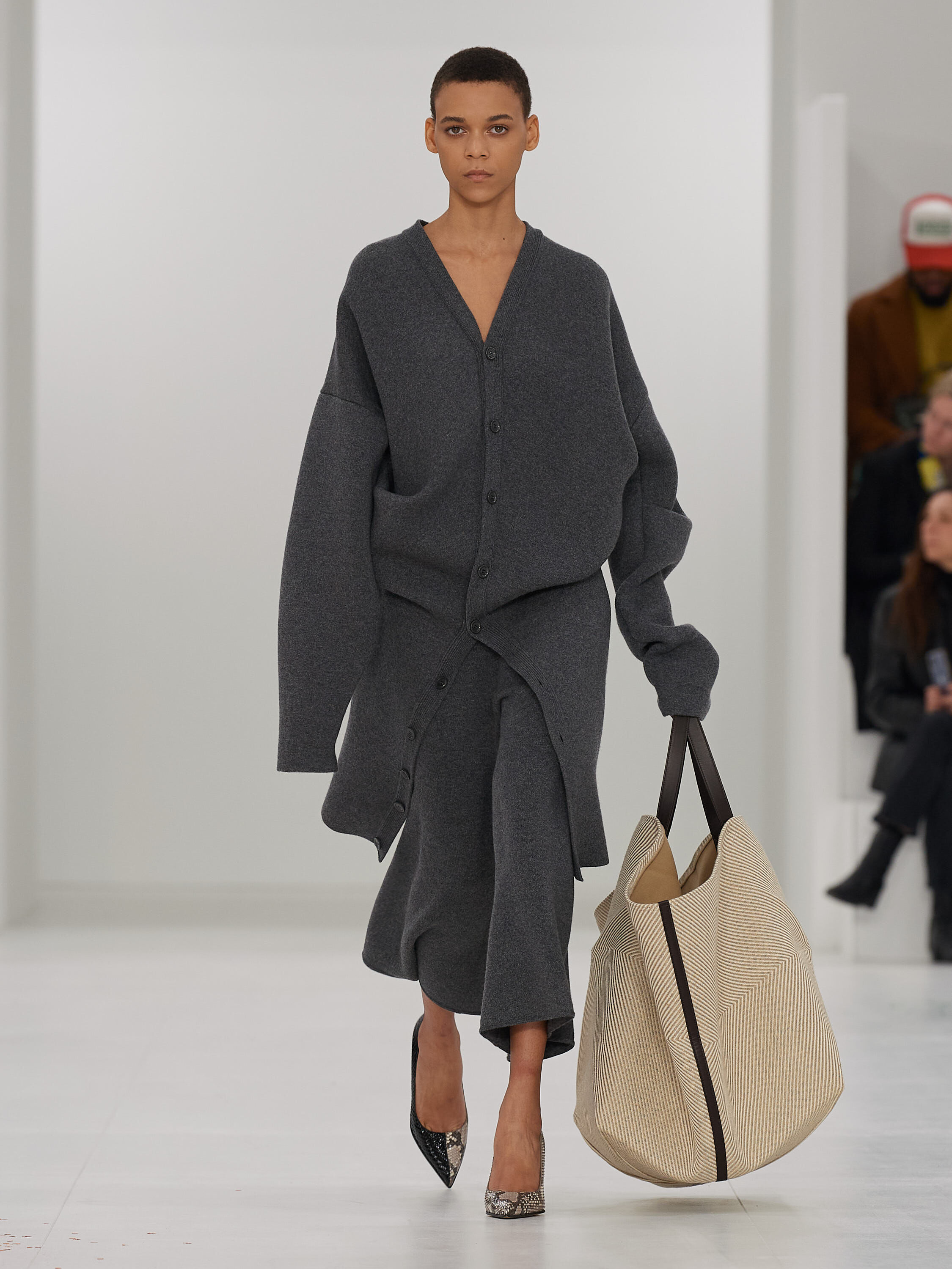 配送員設置 Runway · Fall-Winter 2023 women's collection · Loewe トップス